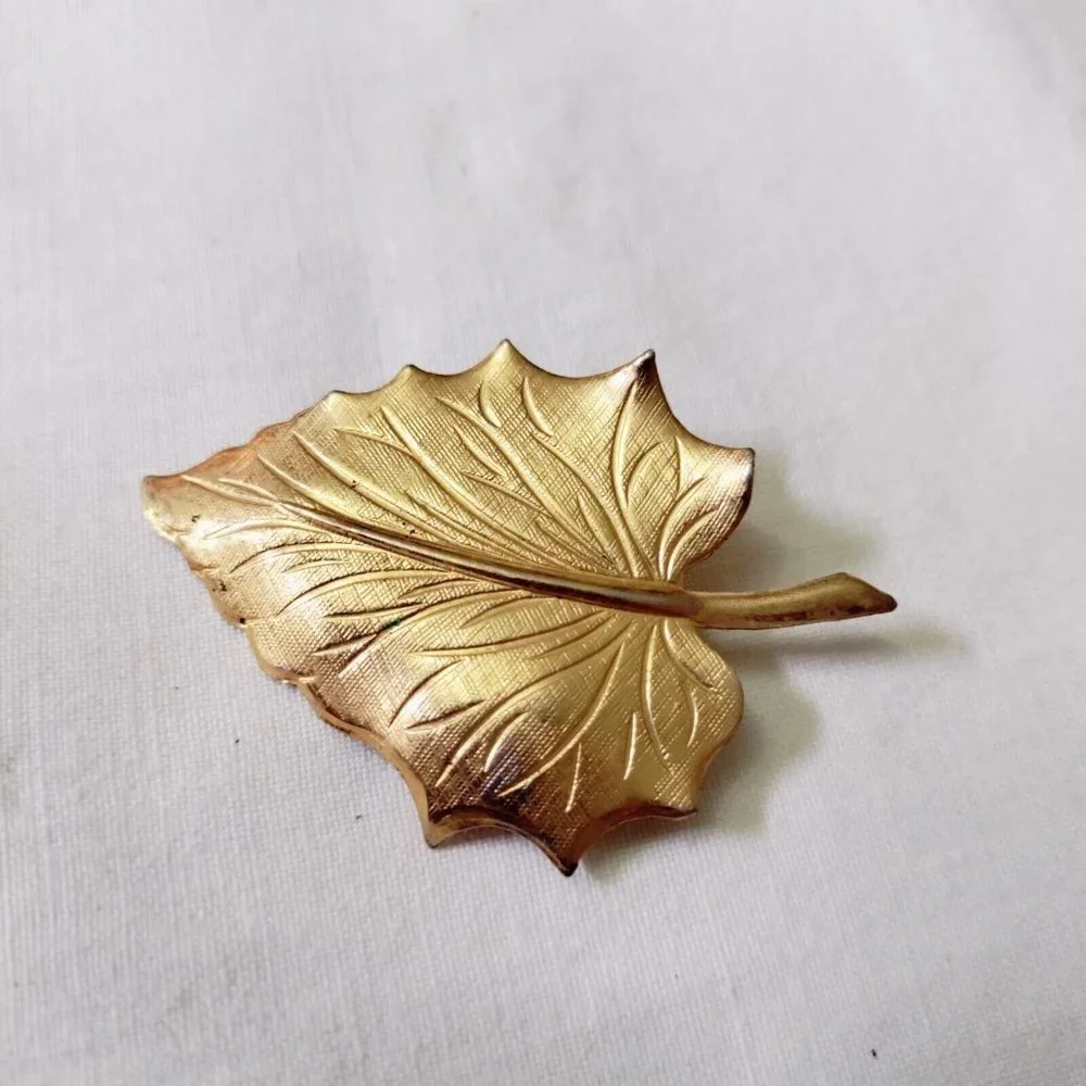4/$20 Vintage Gold Tone Leaf Brooch Pin
